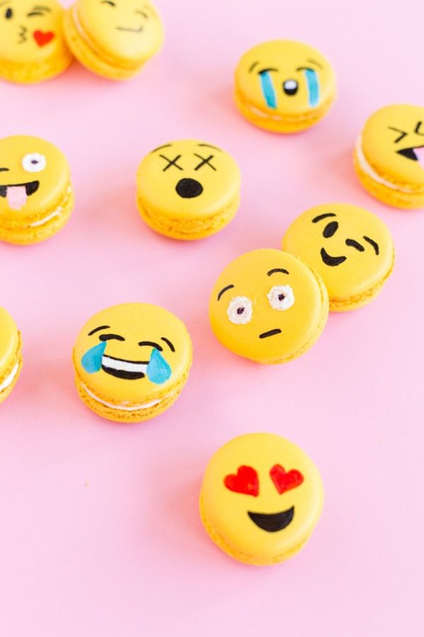 Birthday Emoji macaron